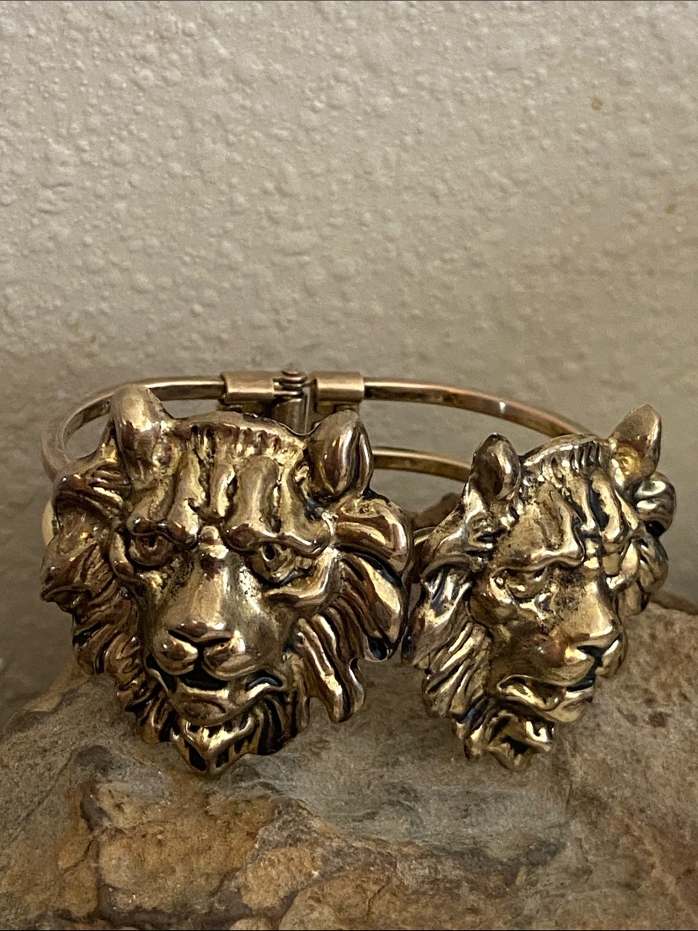 Vintage 90s Gold Tone Double Lion Heads Hinged Clamper Bracelet